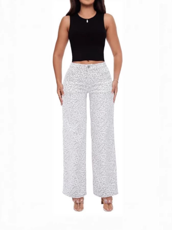 Loose-fitting leopard print jeans