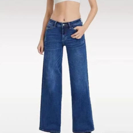 Loose-fitting leopard print jeans
