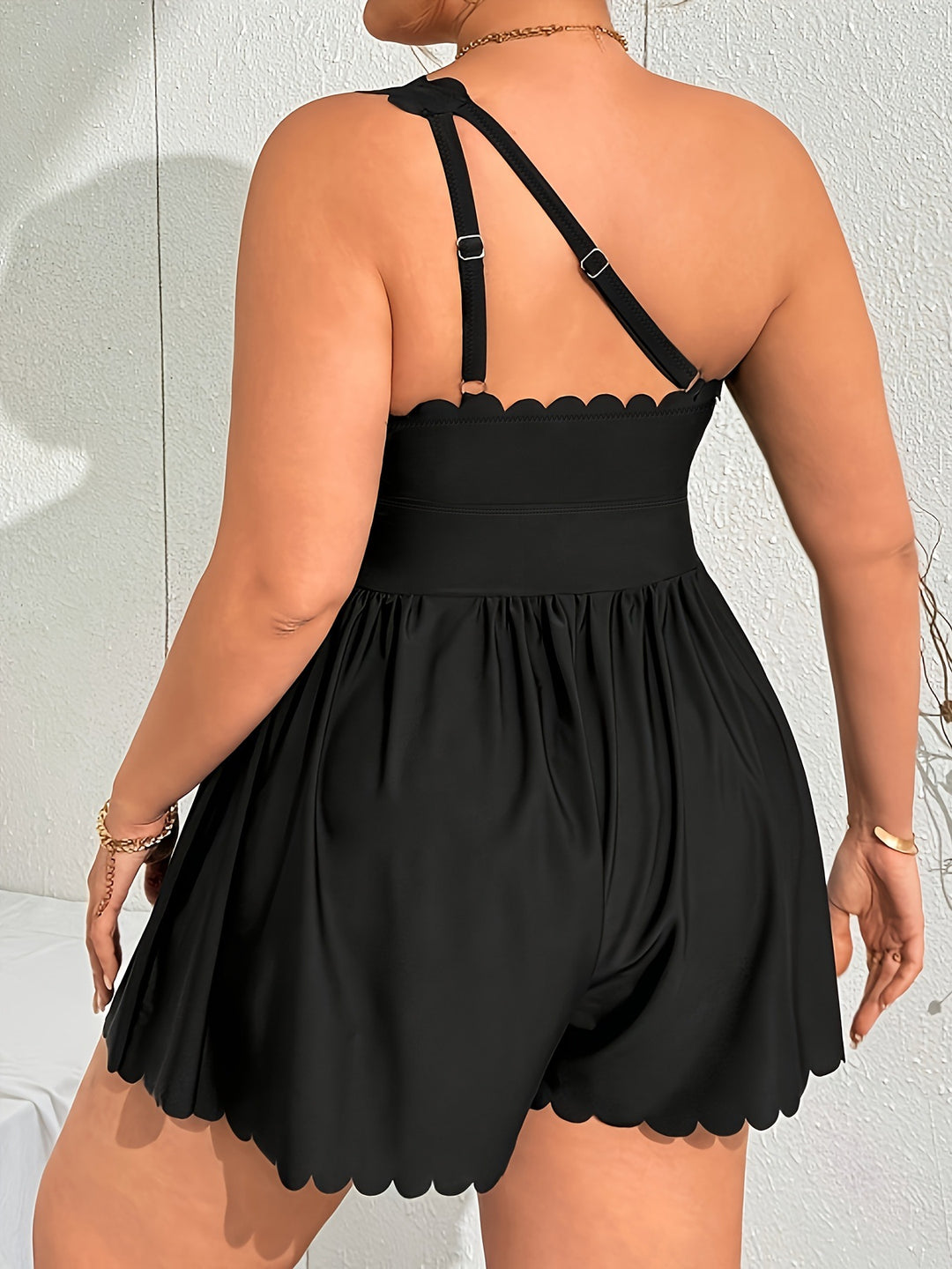 Solid color one-shoulder swimsuit