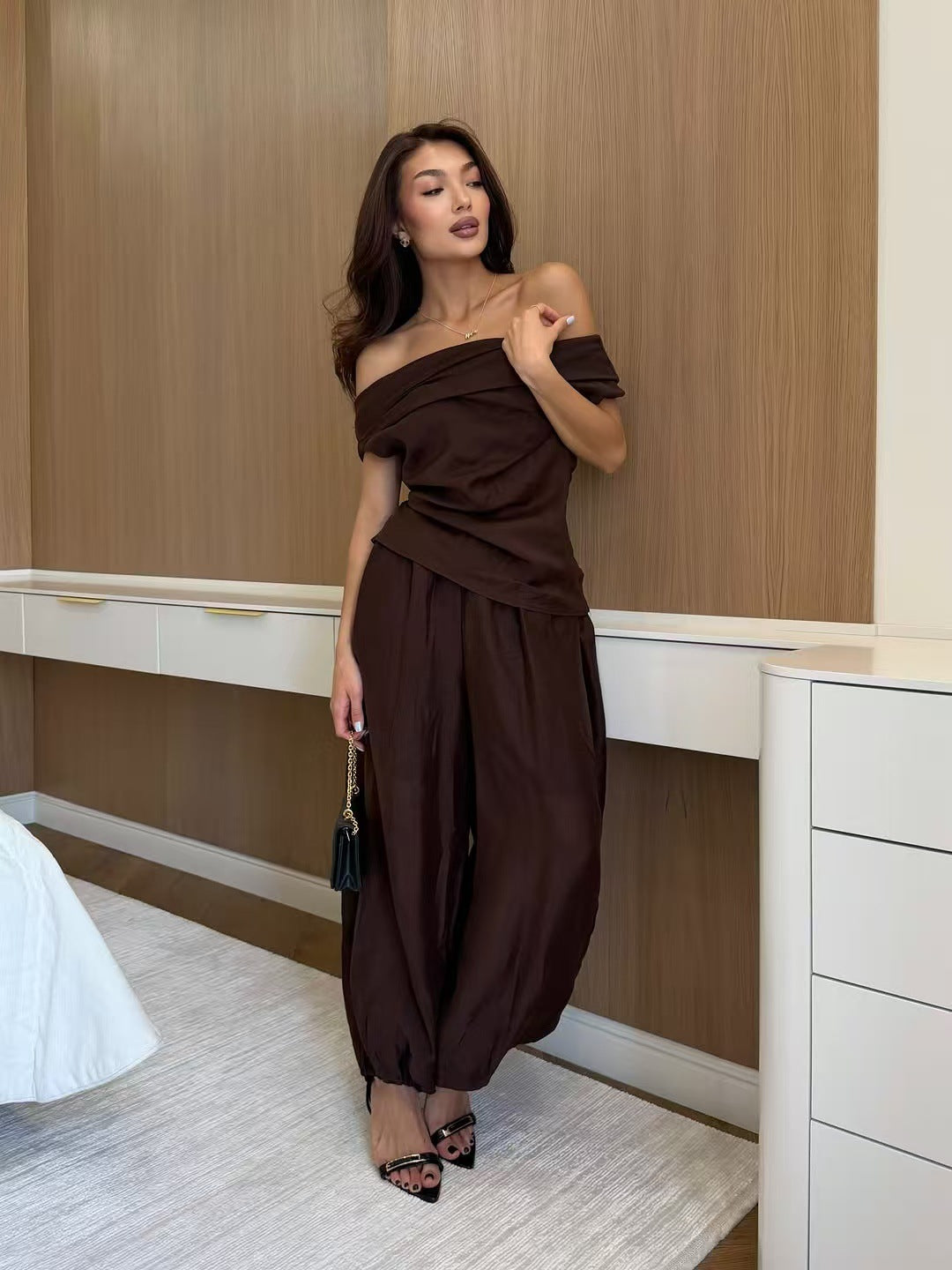 Breathable off-shoulder draped top and jogger pants set