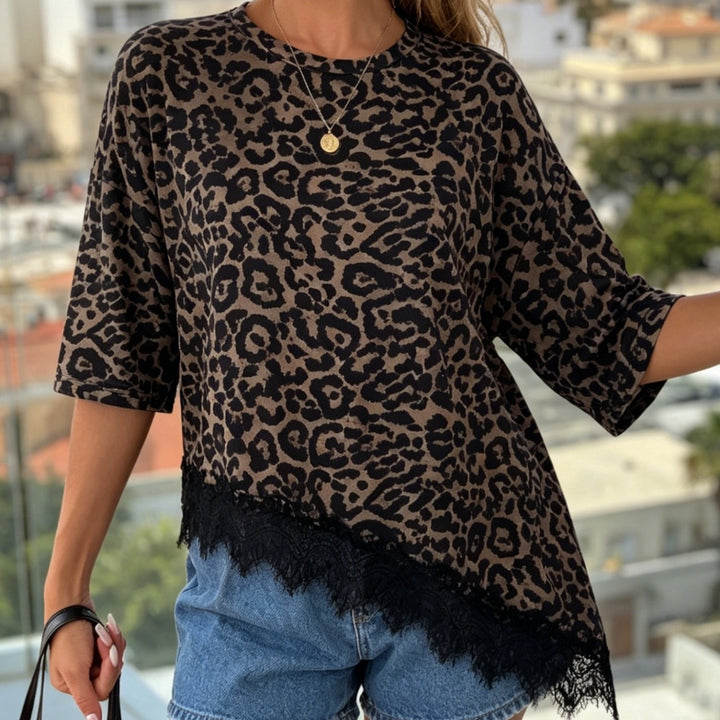 Round neck, loose-fitting t-shirt with lace trim at the hem