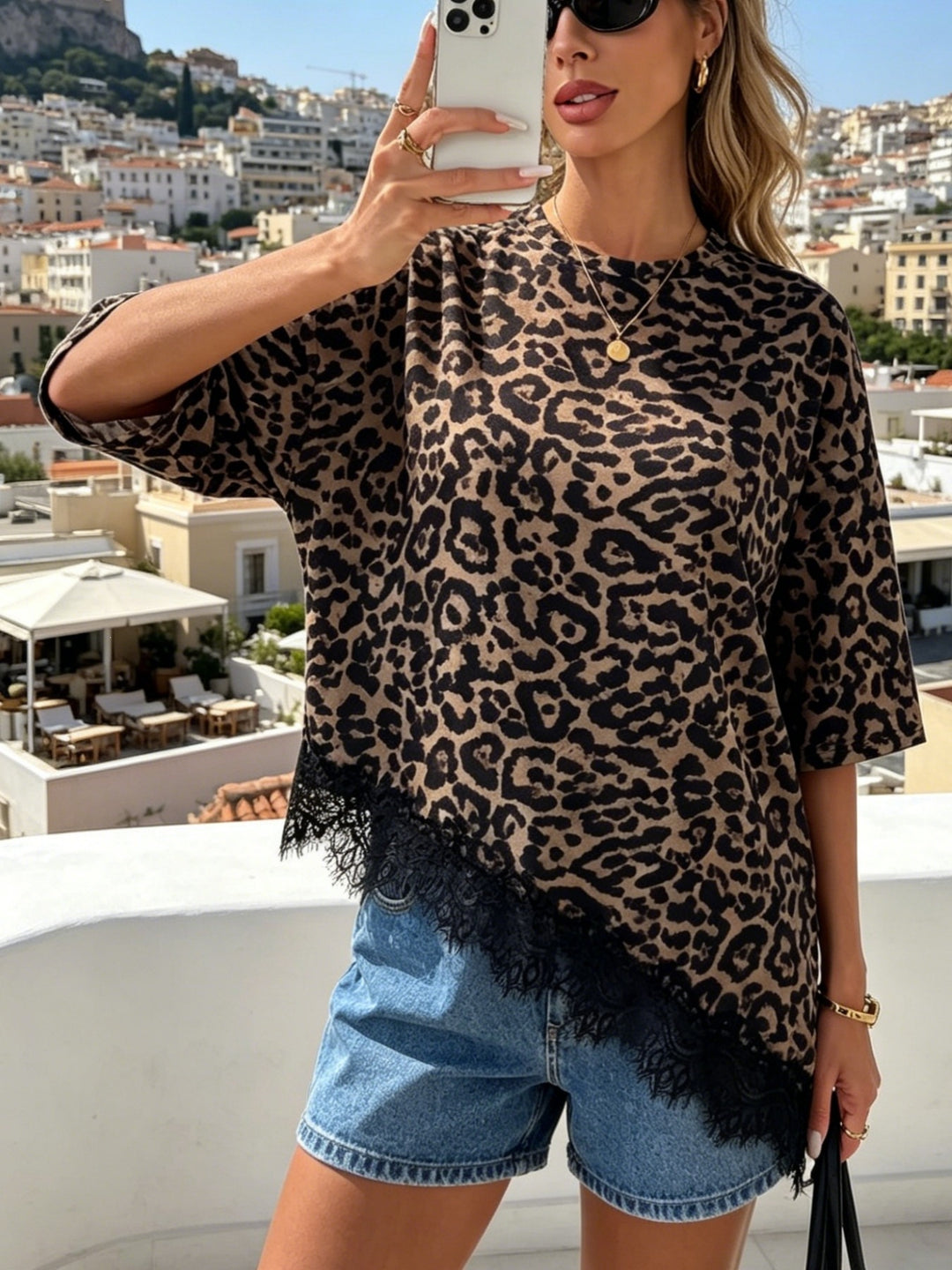 Round neck, loose-fitting t-shirt with lace trim at the hem