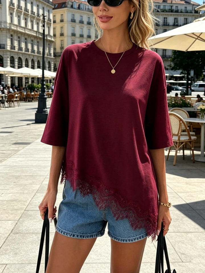 Round neck, loose-fitting t-shirt with lace trim at the hem