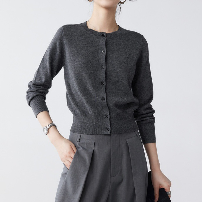 Crew neck knitted long-sleeved cardigan