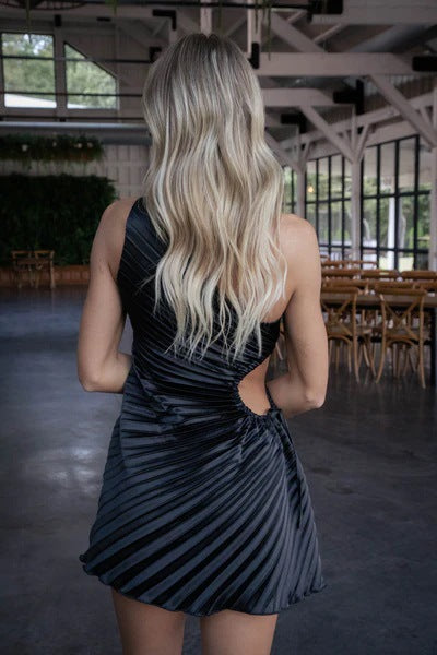 Solid color sleeveless off-shoulder cutout dress