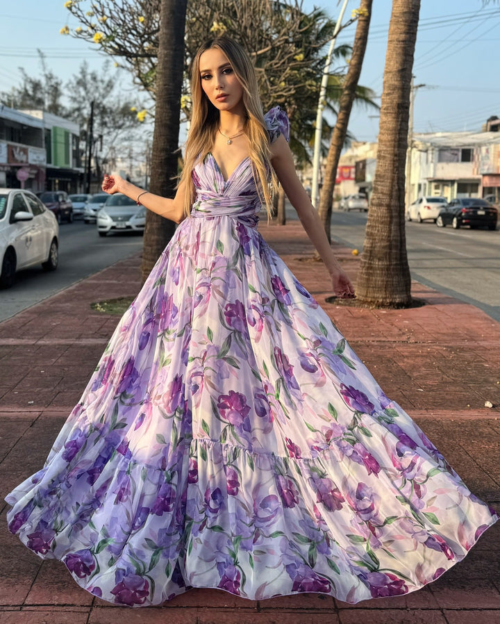 Waist-revealing lace-trimmed fitted long dress