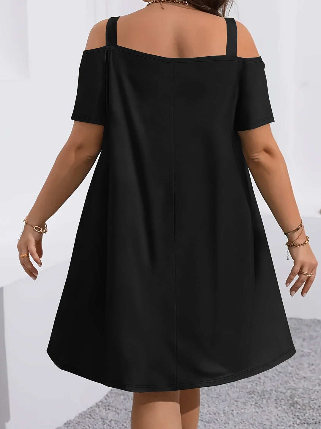 Elegant and comfortable solid color dress
