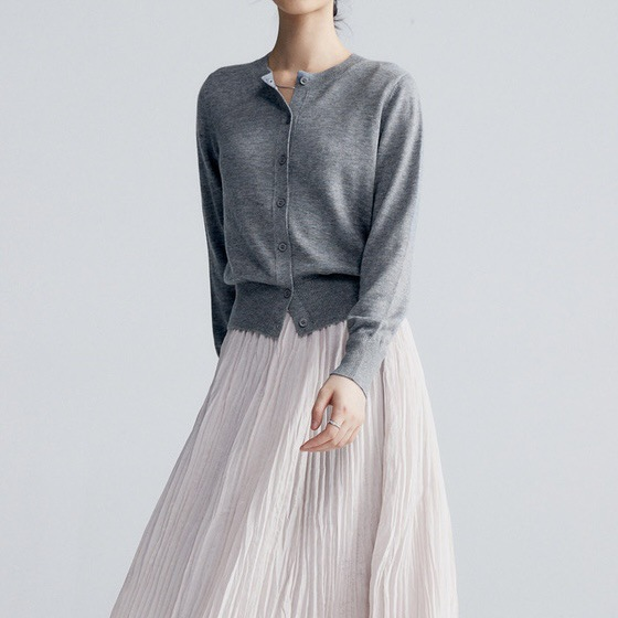 Crew neck knitted long-sleeved cardigan