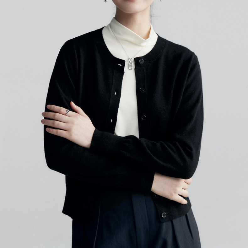 Crew neck knitted long-sleeved cardigan