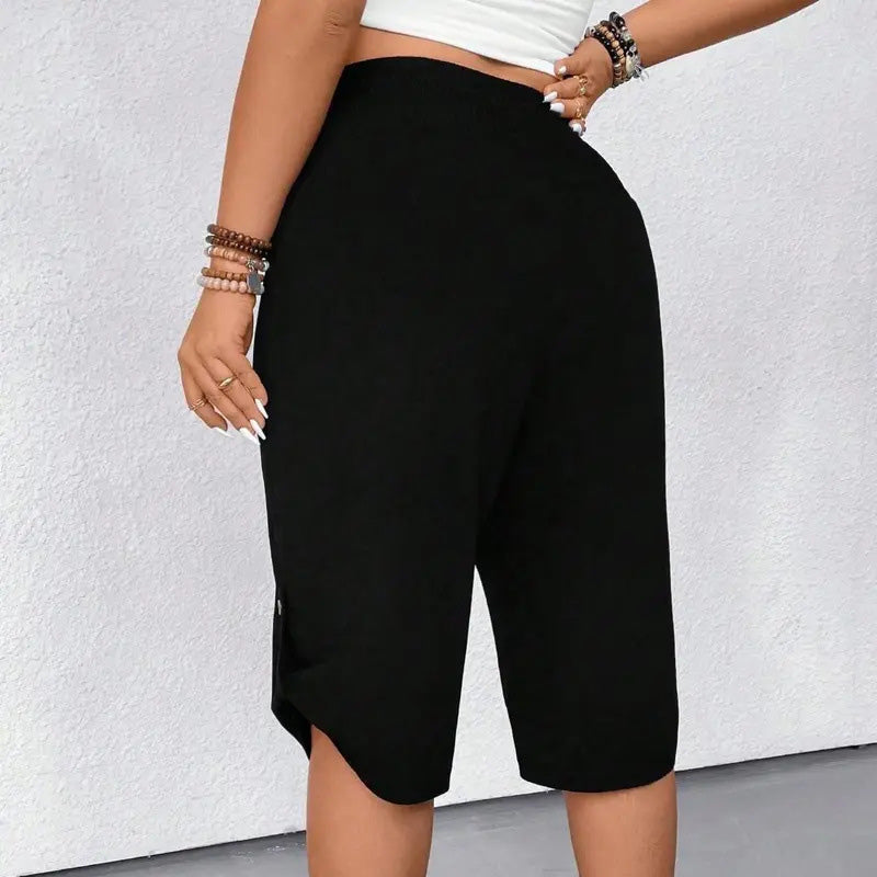 Casual loose-fitting mid-length trousers