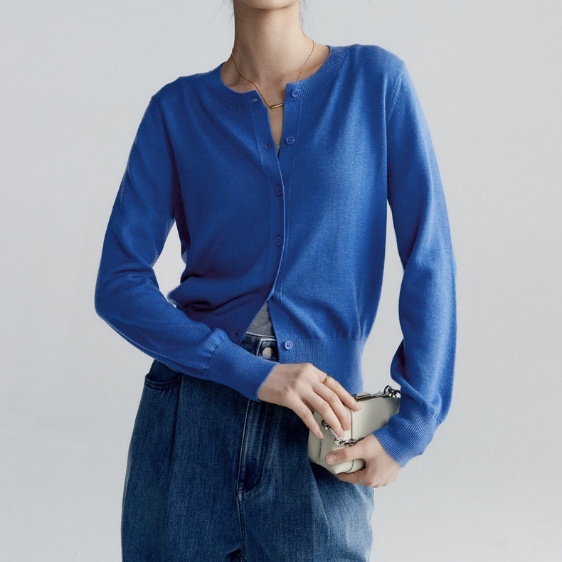 Crew neck knitted long-sleeved cardigan