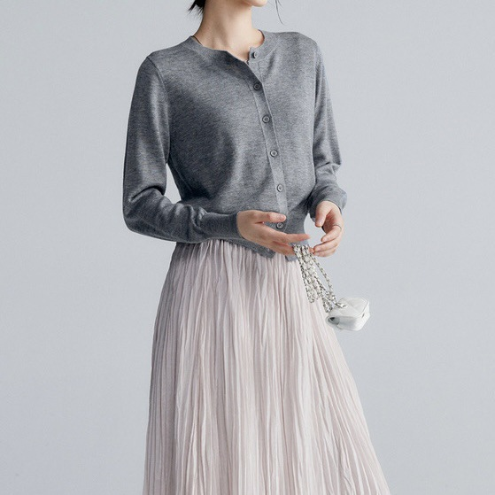 Crew neck knitted long-sleeved cardigan