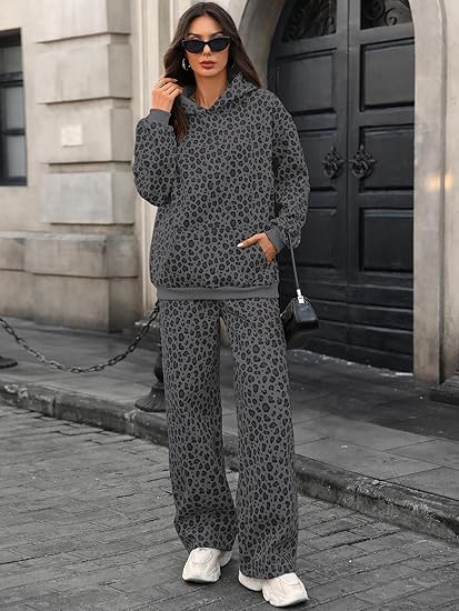 Printed sweatshirt and pants set