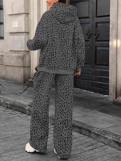 Printed sweatshirt and pants set