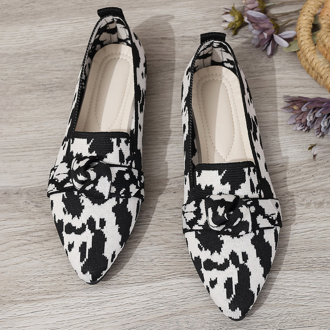 Pointed-toe bow flats