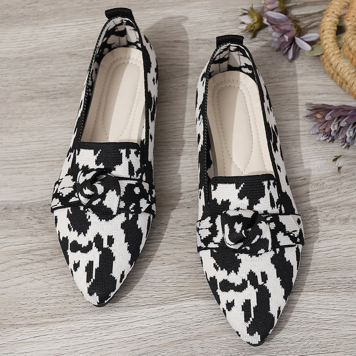 Pointed-toe bow flats