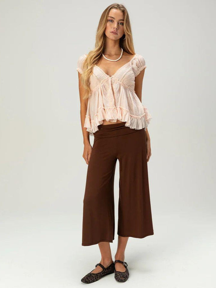 Loose-fitting, fashionable, and trendy five-point pants