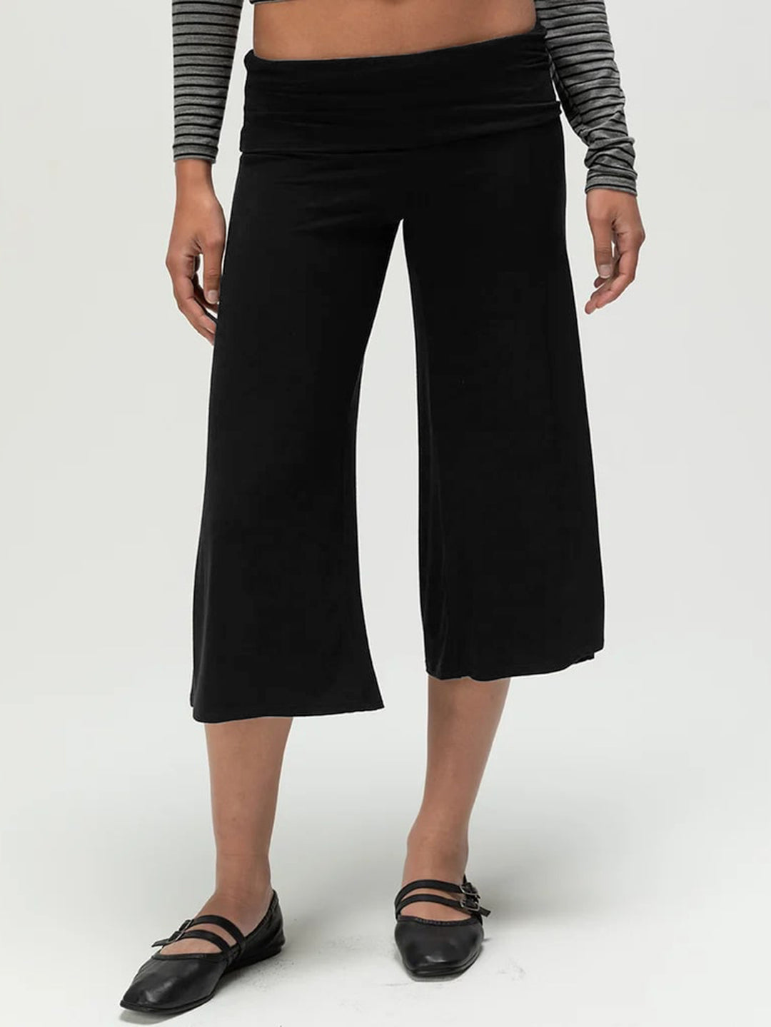 Loose-fitting, fashionable, and trendy five-point pants