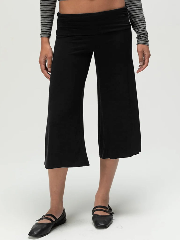 Loose-fitting, fashionable, and trendy five-point pants