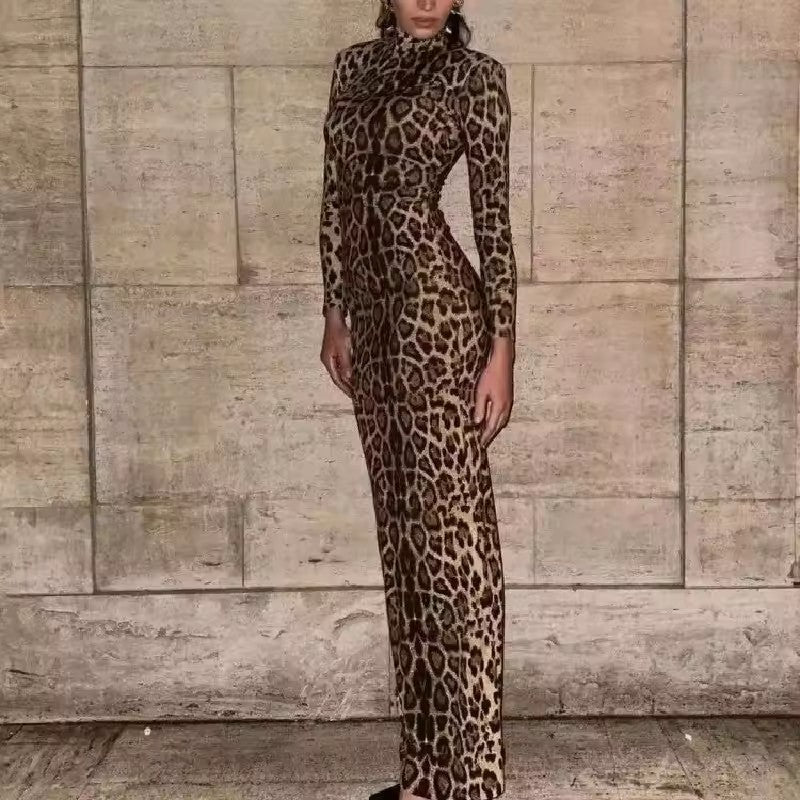 Tight-fitting leopard print long-sleeved dress