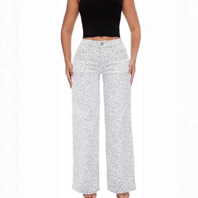 Loose-fitting leopard print jeans
