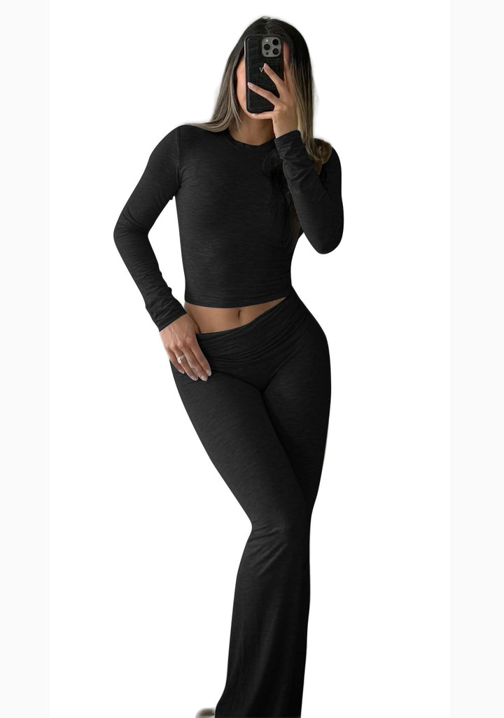Crew neck T-shirt, low-rise flared pants, tracksuit