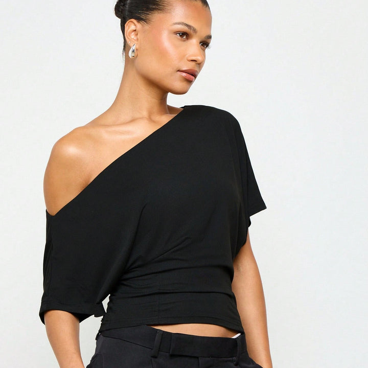 One-shoulder batwing sleeve fitted waist short-sleeved top