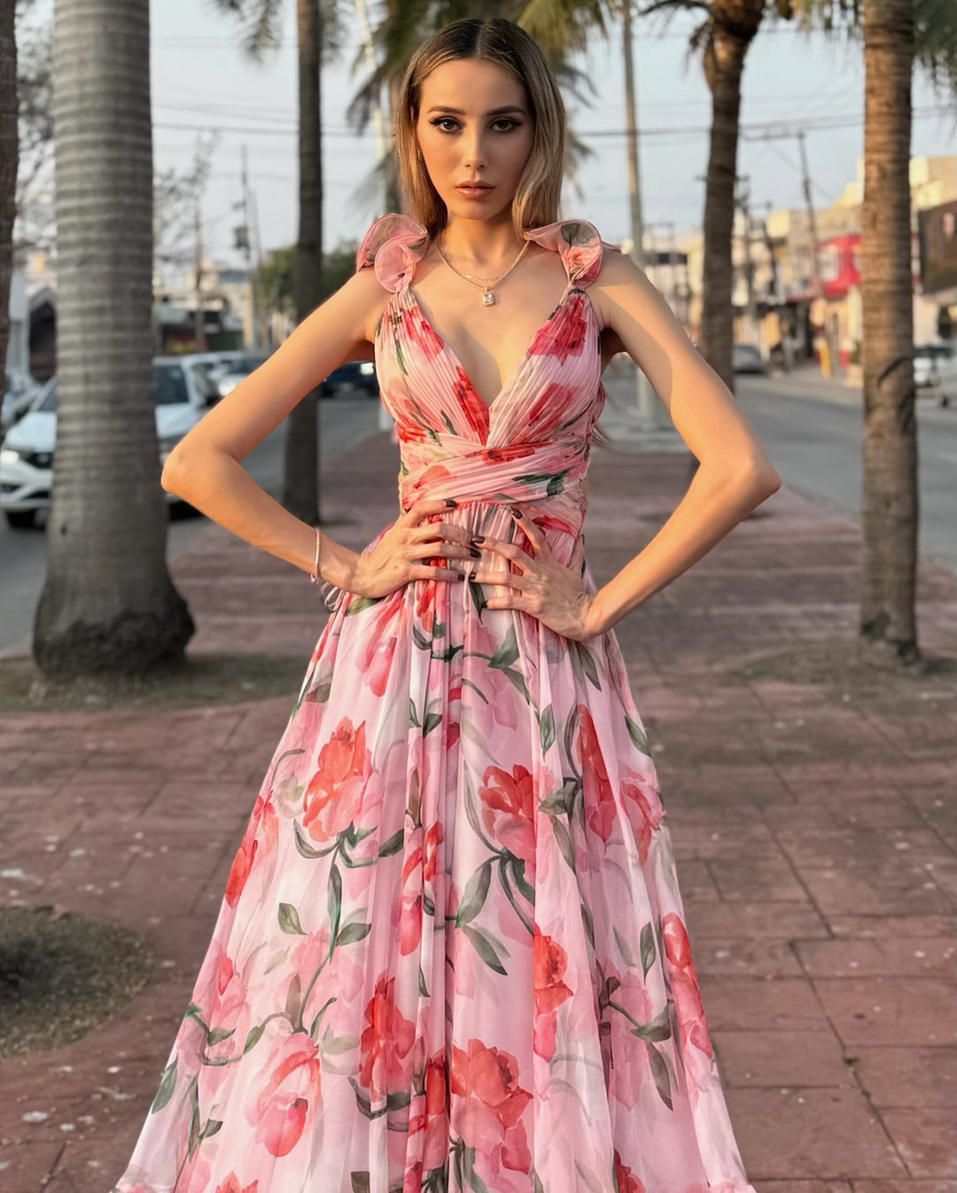 Waist-revealing lace-trimmed fitted long dress