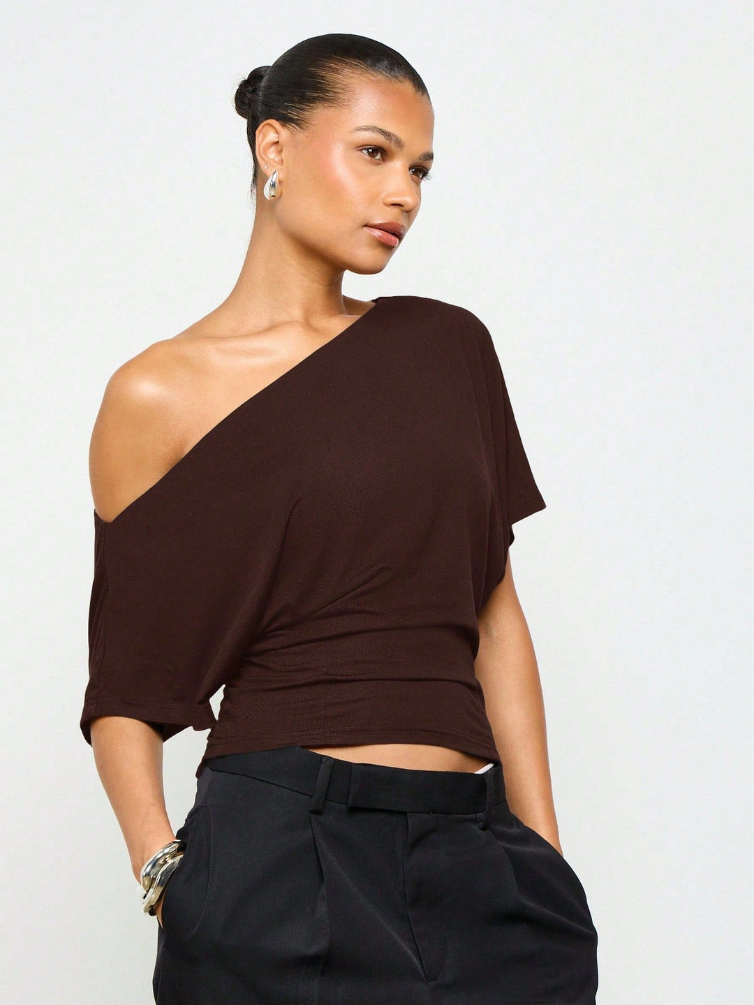 One-shoulder batwing sleeve fitted waist short-sleeved top