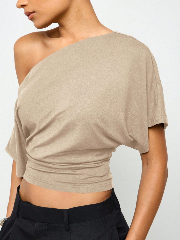 One-shoulder batwing sleeve fitted waist short-sleeved top