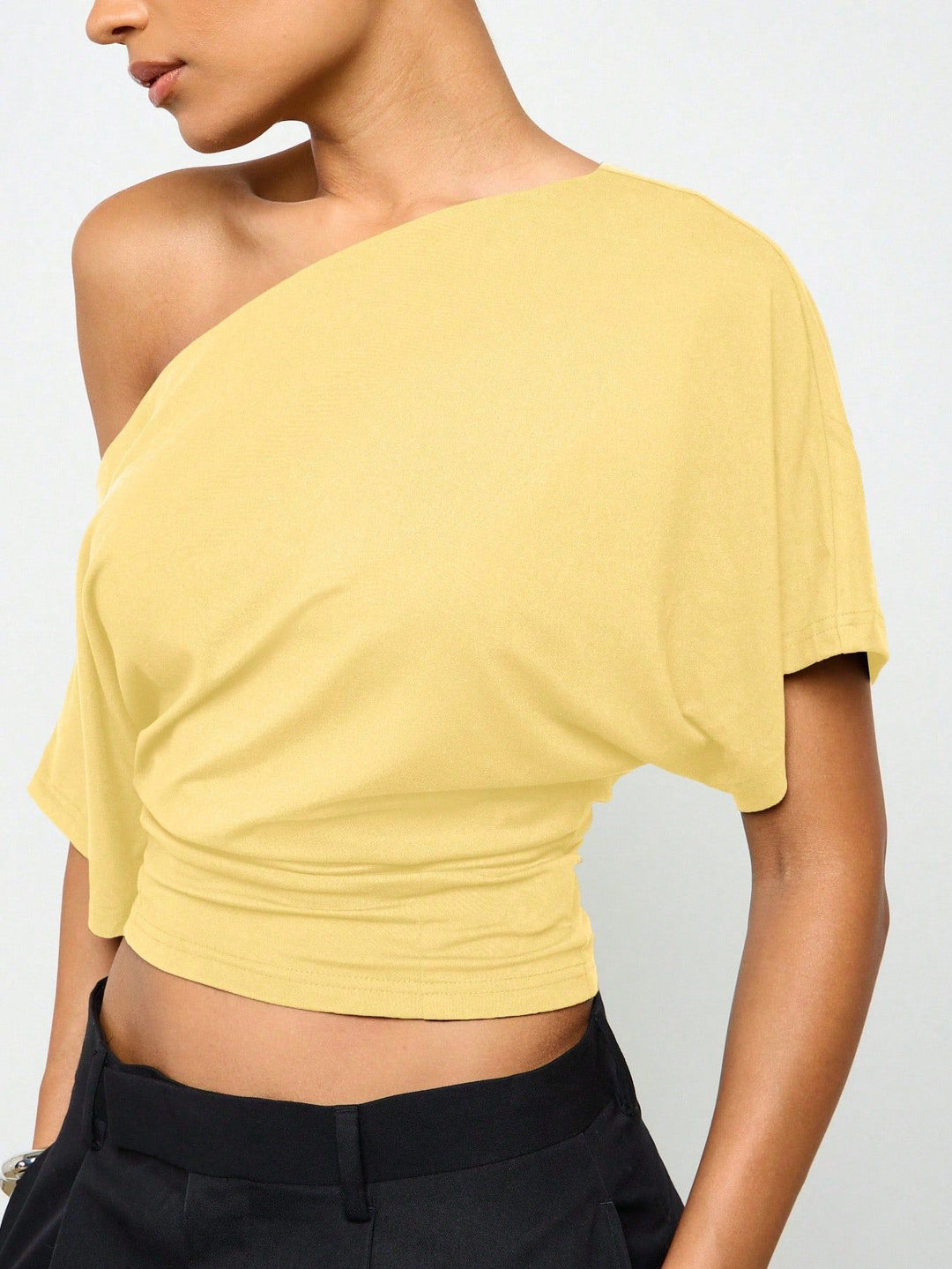 One-shoulder batwing sleeve fitted waist short-sleeved top