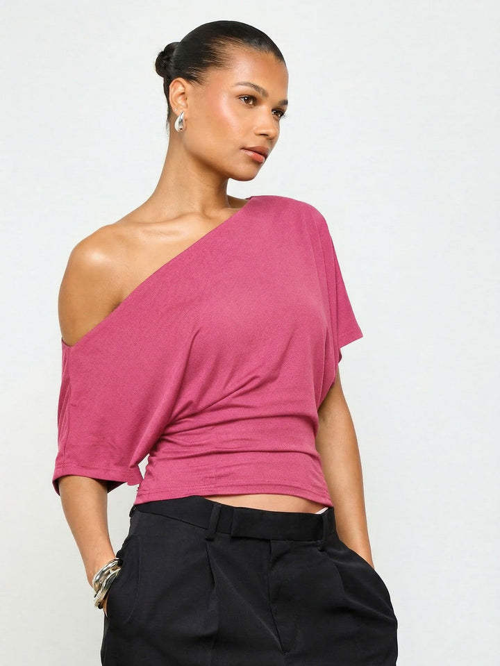One-shoulder batwing sleeve fitted waist short-sleeved top