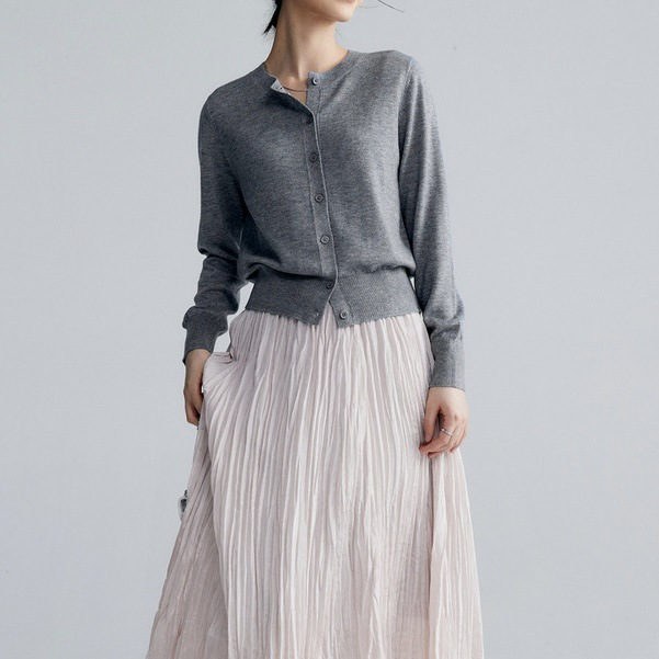 Crew neck knitted long-sleeved cardigan