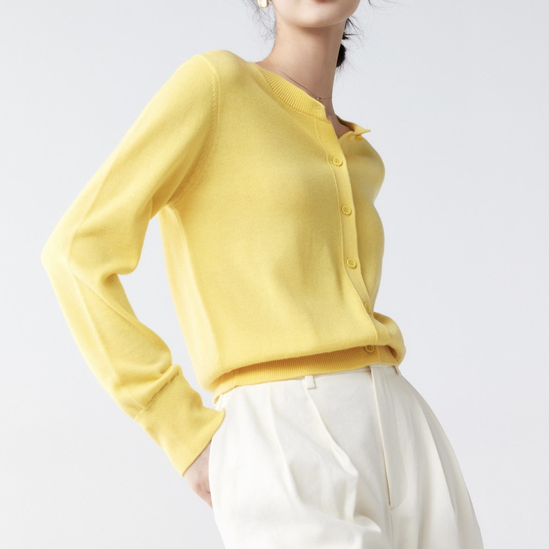 Crew neck knitted long-sleeved cardigan